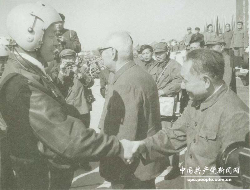 1978年10月，鄧小平觀看空軍部隊訓練表演后，同飛行員握手