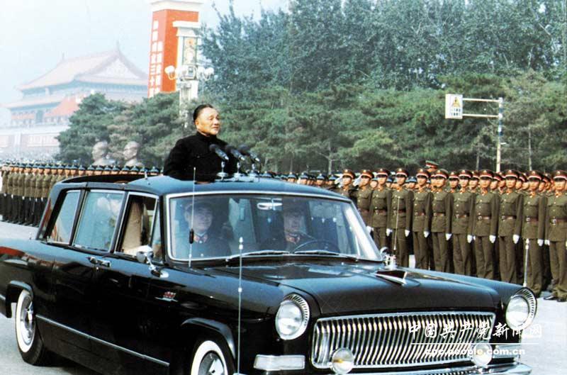1984年10月1日，中華人民共和國建國35周年，鄧小平檢閱人民解放軍三軍部隊