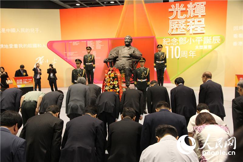出席開幕式嘉賓向鄧小平紀念像贈送花環並鞠躬。（攝影：郭曉桐）