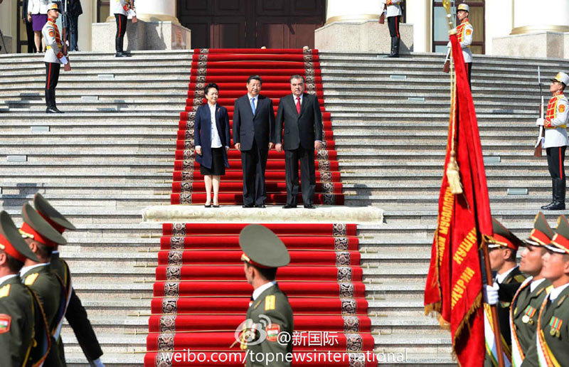 9月13日，習近平主席在杜尚別同塔吉克斯坦總統拉赫蒙會談，兩國元首就深化中塔關系達成重要共識。會談前，拉赫蒙在民族宮前廣場為習近平舉行隆重的歡迎儀式。習近平和夫人彭麗媛抵達時，受到拉赫蒙熱情迎接。習近平在拉赫蒙陪同下檢閱儀仗隊。（馬佔成）