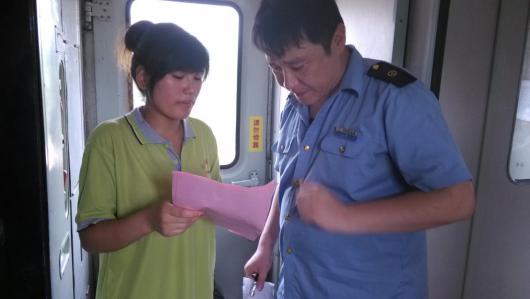 志願者為列車員講解環保知識並動員其號召乘客參與環保