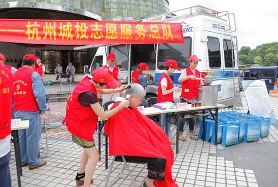 城投系統志願服務總隊開展便民志願服務