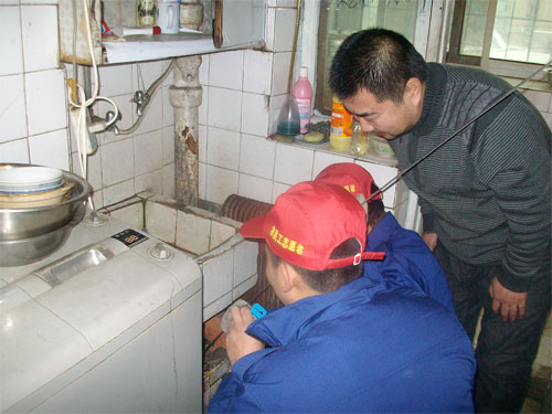 到居民家中疏通下水道