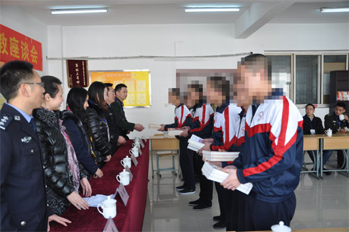 2014年愛心媽媽新年幫教座談會上向受幫教孩子贈送圖書
