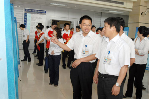 院領導參觀未來空空導彈及其派生武器設計大賽展覽