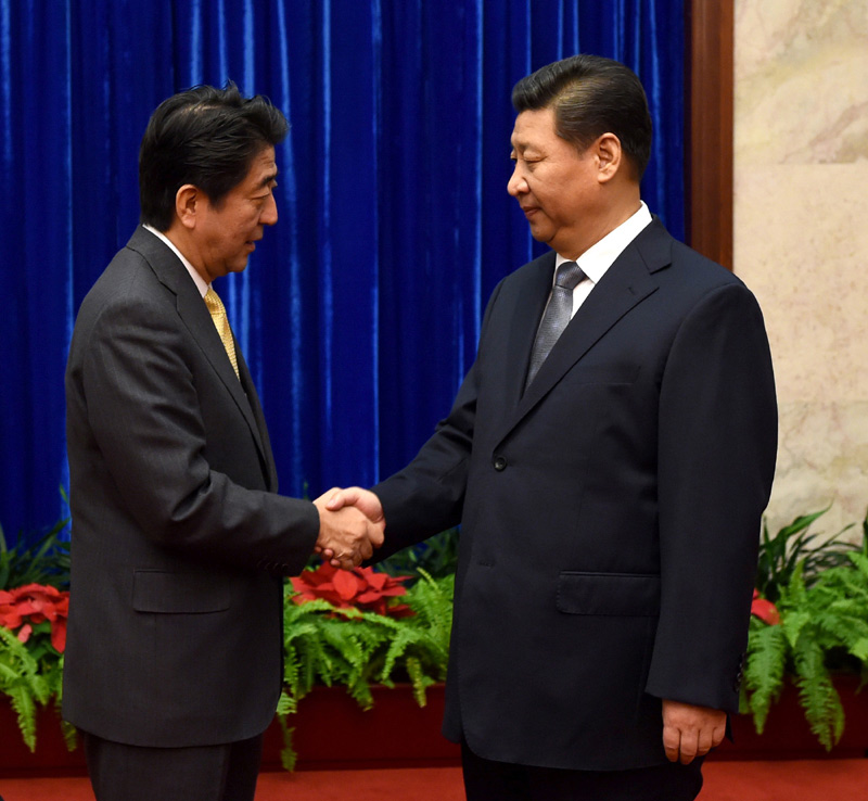 11月10日，國家主席習近平在北京人民大會堂應約會見來華出席亞太經合組織領導人非正式會議的日本首相安倍晉三。 新華社記者 馬佔成 攝