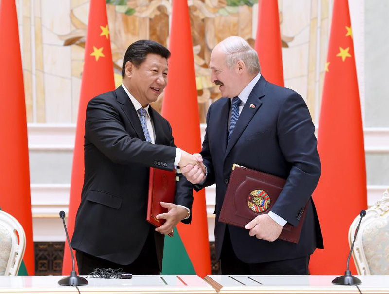 5月10日，國家主席習近平在明斯克同白俄羅斯總統盧卡申科舉行會談。會談后，習近平與盧卡申科共同簽署了《中華人民共和國和白俄羅斯共和國友好合作條約》和《中華人民共和國和白俄羅斯共和國關於進一步發展和深化全面戰略伙伴關系的聯合聲明》。新華社記者謝環馳攝