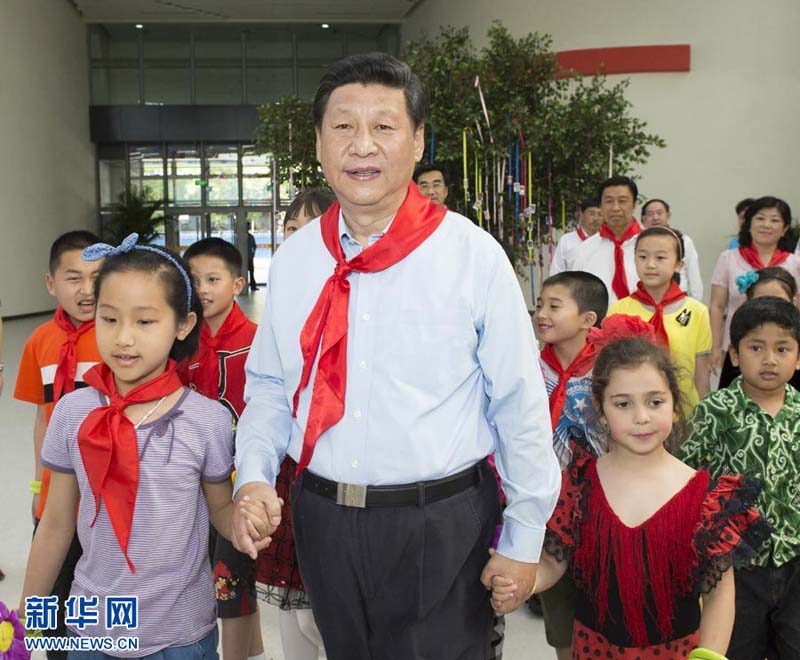 2013年5月29日，習近平在北京市少年宮參加“快樂童年放飛希望”主題隊日活動。這是習近平同孩子們在一起。 新華社記者李學仁攝