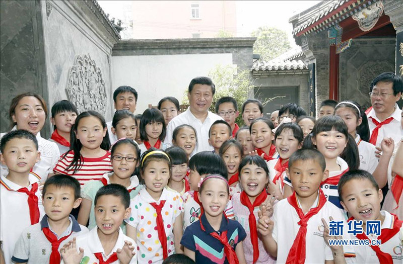 2014年5月30日上午，習近平來到北京市海澱區民族小學，參加慶祝“六一”國際兒童節活動。這是活動結束后，習近平與學校師生合影留念。新華社記者 鞠鵬 攝