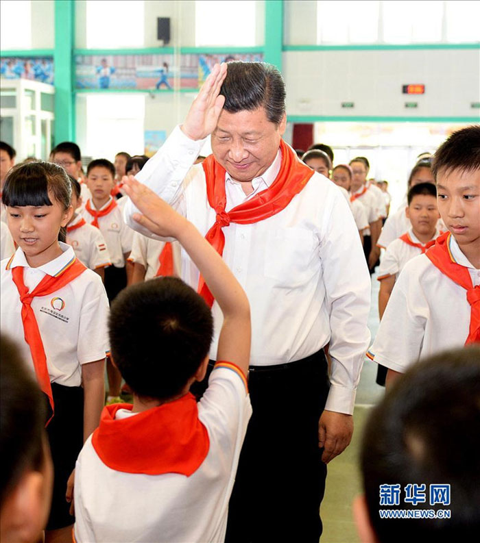 2014年5月30日上午，習近平來到北京市海澱區民族小學，參加慶祝“六一”國際兒童節活動。這是習近平參加少先隊入隊儀式。新華社記者 李濤 攝