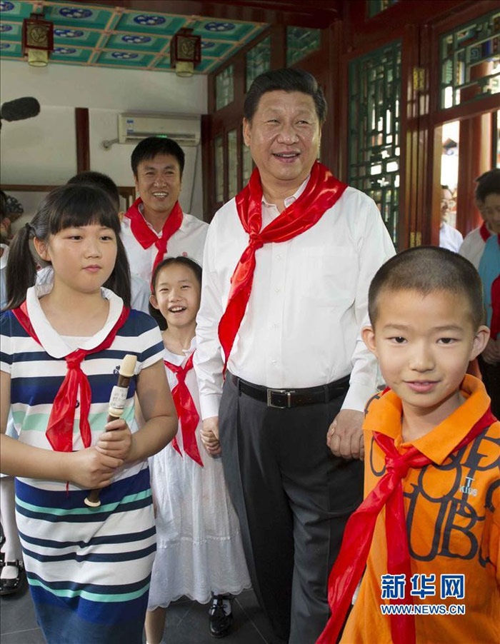 2014年5月30日上午，習近平來到北京市海澱區民族小學，參加慶祝“六一”國際兒童節活動。 新華社記者謝環馳 攝