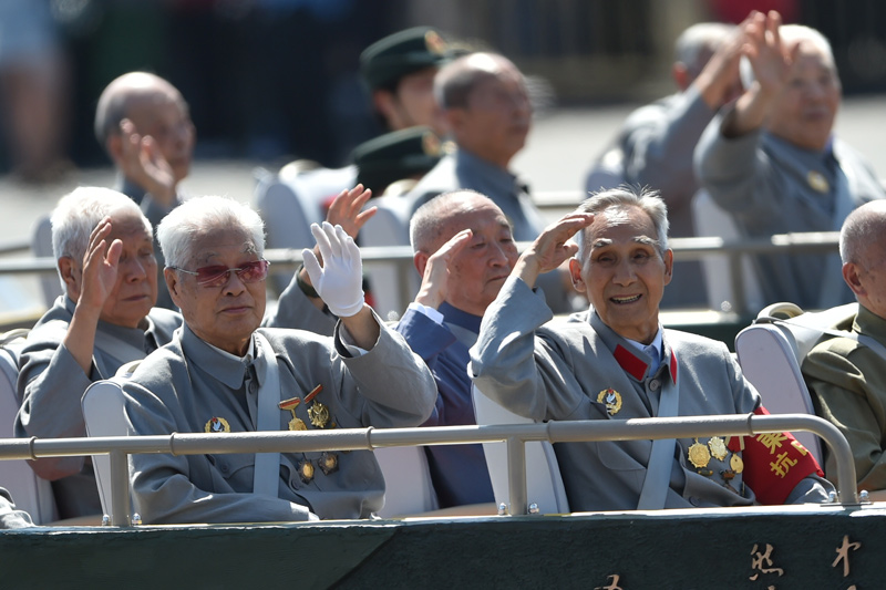 9月3日，中國人民抗日戰爭暨世界反法西斯戰爭勝利70周年紀念大會在北京隆重舉行。這是抗戰老兵乘車方隊。新華社記者朱崢攝