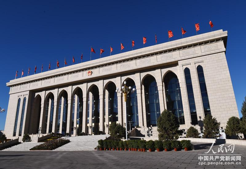 晨光中的新疆人民會堂迎來特殊的一天，新疆維吾爾自治區成立60周年慶祝大會即將在這裡舉行。人民網記者 於凱攝