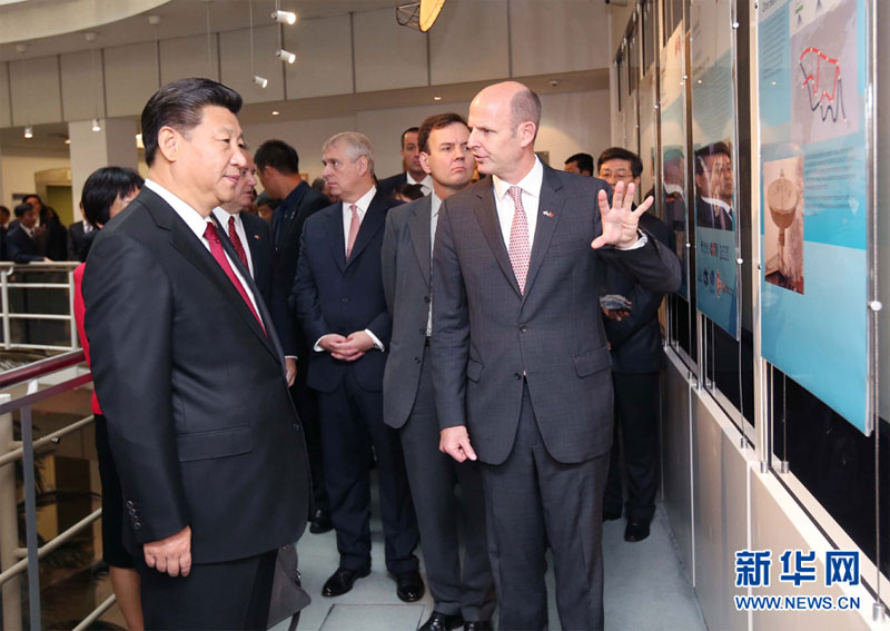 10月22日，國家主席習近平在倫敦參觀國際移動衛星公司。新華社記者 姚大偉 攝