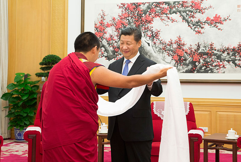 6月10日，中共中央總書記、國家主席、中央軍委主席習近平在北京中南海接受班禪額爾德尼·確吉杰布的拜見。這是班禪向習近平敬獻哈達。新華社記者 蘭紅光 攝