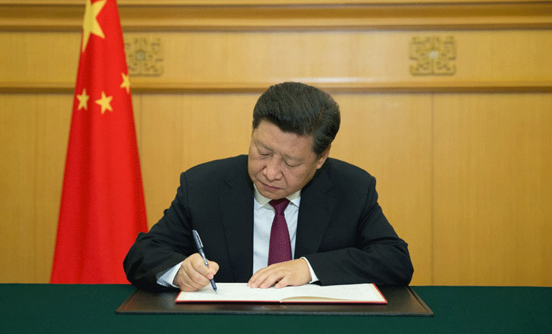 8月29日，國家主席習近平簽署主席特赦令，根據十二屆全國人大常委會第十六次會議29日通過的全國人大常委會關於特赦部分服刑罪犯的決定，對參加過抗日戰爭、解放戰爭等四類服刑罪犯實行特赦。新華社記者 蘭紅光 攝