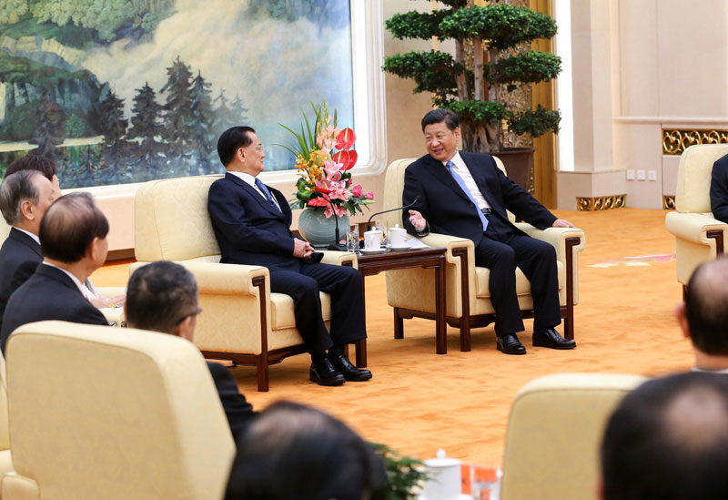 9月1日，中共中央總書記習近平在北京人民大會堂會見前來參加中國人民抗日戰爭暨世界反法西斯戰爭勝利70周年紀念活動的連戰等台灣各界代表人士。新華社記者 馬佔成 攝
