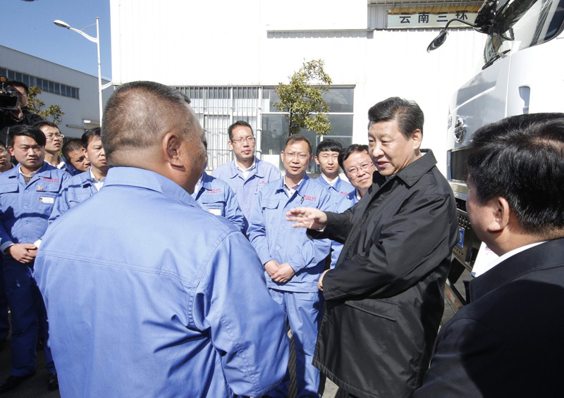 這是1月20日，習近平來到大理國家級經濟技術開發區力帆駿馬車輛有限公司，了解企業發展狀況。新華社記者 鞠鵬 攝