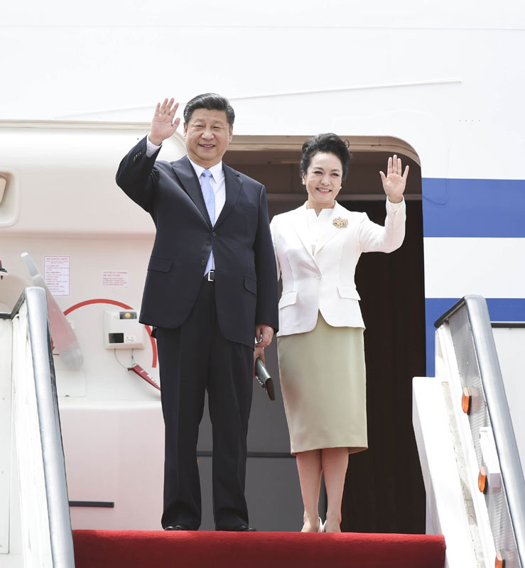 12月1日，中國國家主席習近平乘專機抵達津巴布韋首都哈拉雷，開始對津巴布韋進行國事訪問。這是習近平和夫人彭麗媛向歡迎人群揮手致意。新華社記者 謝環馳 攝