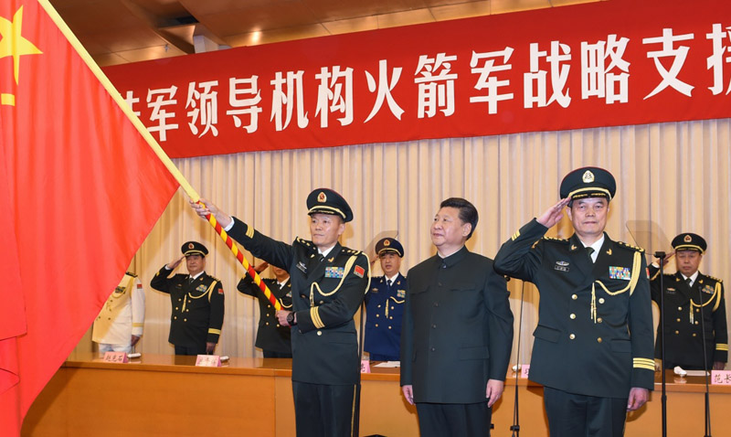 這是習近平將軍旗鄭重授予戰略支援部隊司令員高津、政治委員劉福連。新華社記者 李剛 攝