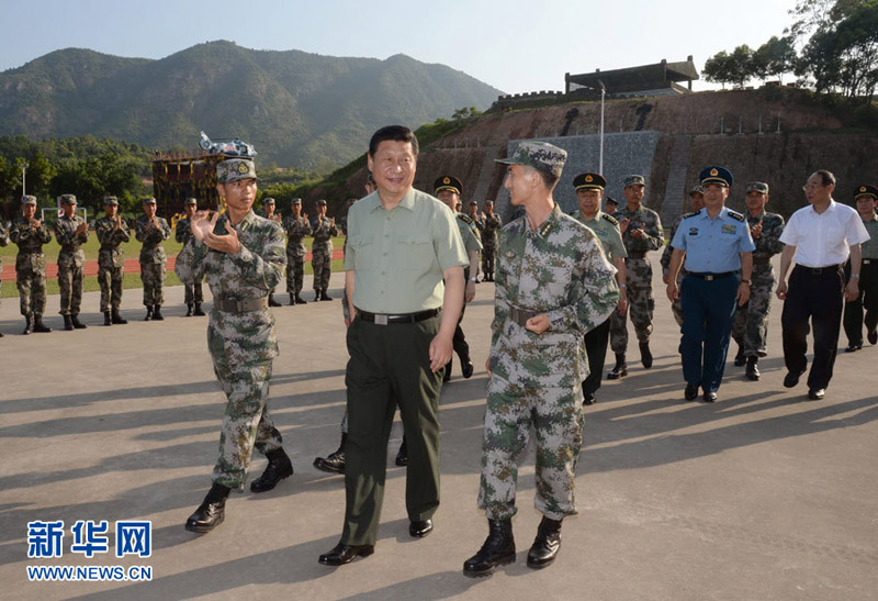 2014年7月30日，習近平看望慰問第31集團軍某師官兵。李剛 攝