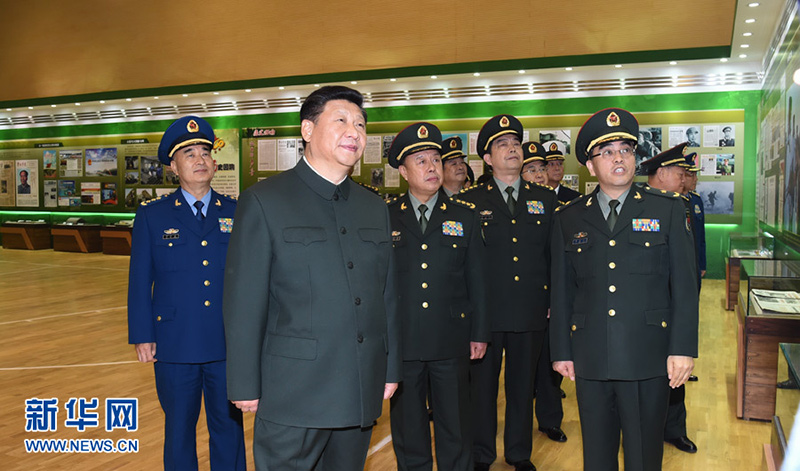 2015年12月25日，習近平視察解放軍報社。這是習近平參觀解放軍報創刊60周年主題展。記者李剛攝