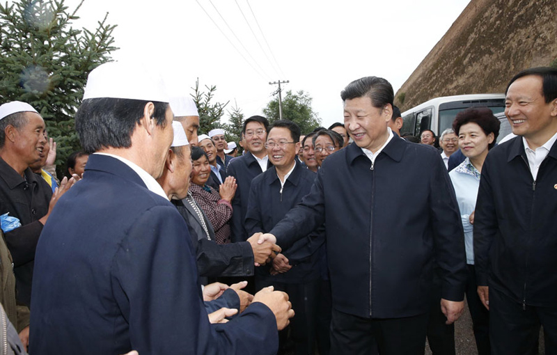 這是7月18日上午，習近平在固原市西吉縣將台堡同村民們交談。新華社記者鞠鵬攝