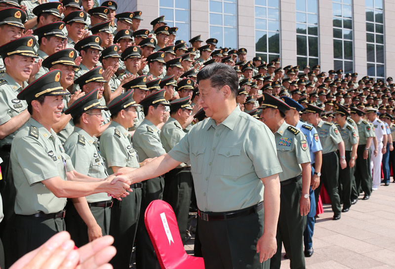 八一建軍節到來之際，中共中央總書記、國家主席、中央軍委主席習近平7月27日上午視察陸軍機關，代表黨中央和中央軍委，對陸軍第一次黨代表大會的召開表示熱烈的祝賀，向人民解放軍全體指戰員、武警部隊全體官兵、民兵預備役人員致以節日的問候。這是習近平親切接見陸軍第一次黨代表大會代表。新華社記者 李剛 攝