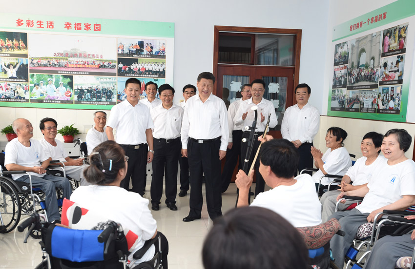 7月28日，中共中央總書記、國家主席、中央軍委主席習近平到河北唐山市調研考察。這是習近平在唐山市截癱療養院活動室欣賞截癱傷員表演的二胡伴唱《唱支山歌給黨聽》。新華社記者 謝環馳 攝