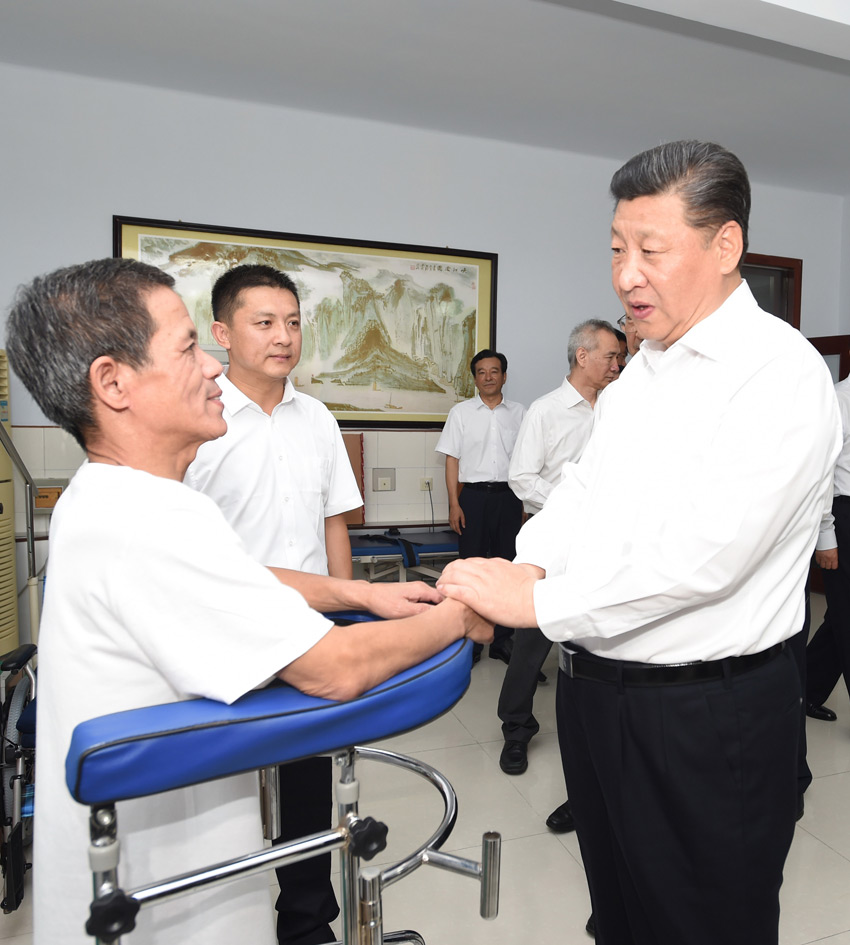 7月28日，中共中央總書記、國家主席、中央軍委主席習近平到河北唐山市調研考察。這是習近平在唐山市截癱療養院康復室了解截癱傷員的康復治療情況。新華社記者 謝環馳 攝