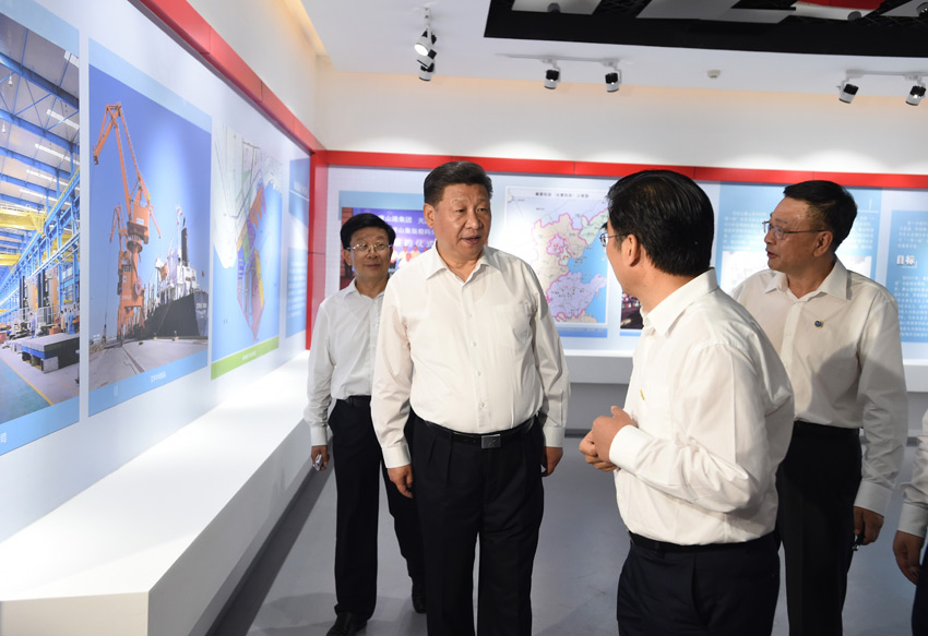 7月28日，中共中央總書記、國家主席、中央軍委主席習近平到河北唐山市調研考察。這是習近平在唐山市規劃展覽館參觀唐山抗震40周年成就展。新華社記者 謝環馳 攝