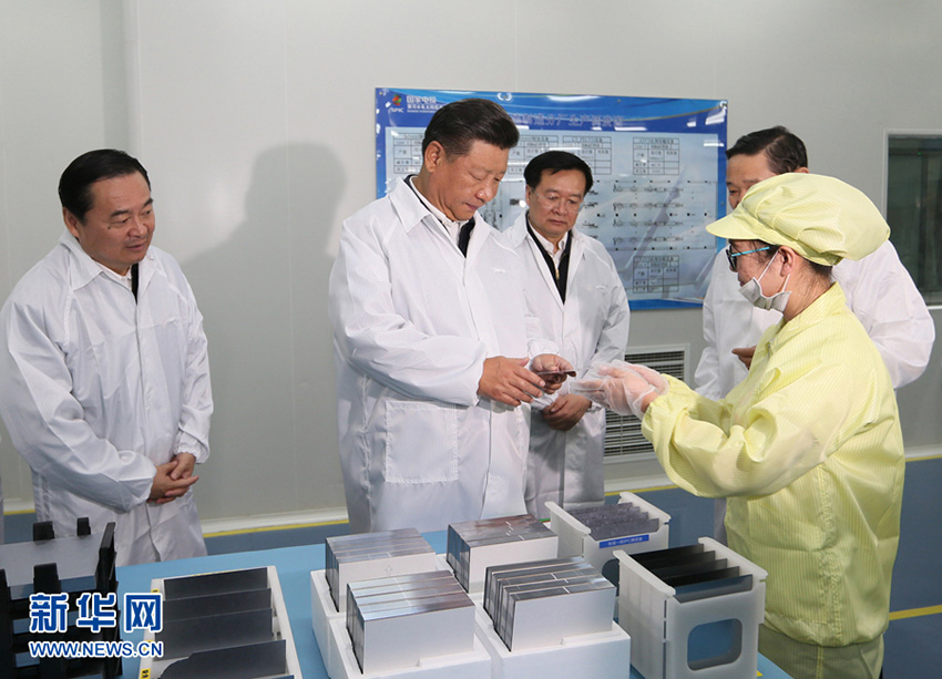 這是8月23日下午，習近平在國家電投黃河水電太陽能電力有限公司西寧分公司太陽能電池生產車間考察。 新華社記者 蘭紅光 攝