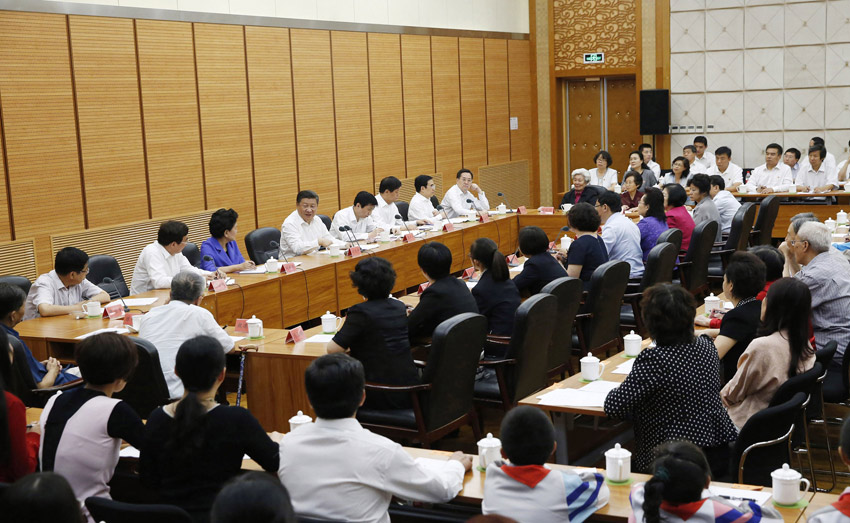 9月9日，中共中央總書記、國家主席、中央軍委主席習近平來到北京市八一學校，看望慰問師生，向全國廣大教師和教育工作者致以節日祝賀和誠摯問候。這是習近平同北京市和八一學校教師學生代表座談。新華社記者 鞠鵬 攝