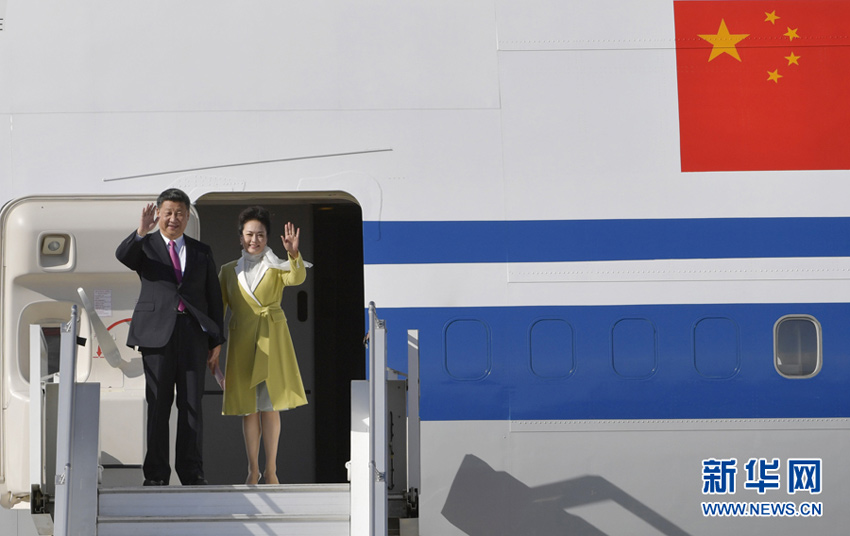 當地時間11月17日，國家主席習近平乘專機抵達基多，開始對厄瓜多爾共和國進行國事訪問。這是習近平與夫人彭麗媛向歡迎人群揮手致意。新華社記者 王曄 攝