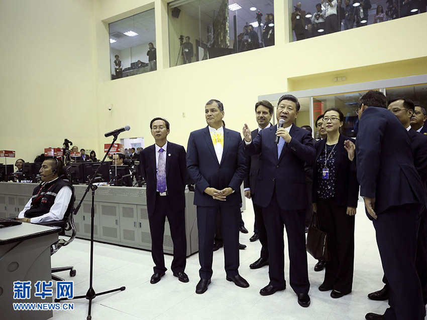 當地時間11月18日，國家主席習近平在基多同厄瓜多爾總統科雷亞共同出席中方援建的厄瓜多爾公共安全應急指揮中心聯合實驗室揭牌儀式，喬內醫院奠基、科卡科多－辛克雷水電站竣工發電視頻連線活動。這是習近平通過視頻連線向地震災區波多維耶霍指揮中心當地員工致以親切問候，向地震災害中獲救者表達慰問和祝福。新華社記者 蘭紅光 攝