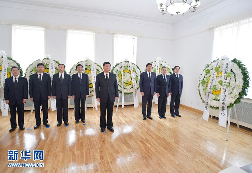 11月29日，中共中央總書記、國家主席、中央軍委主席習近平前往古巴駐華使館，吊唁古巴革命領袖菲德爾·卡斯特羅逝世。 新華社記者 王曄攝