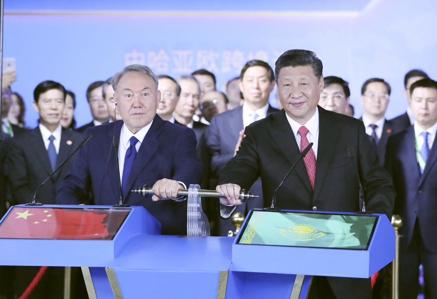 6月8日，正在哈薩克斯坦訪問的國家主席習近平在哈薩克斯坦總統納扎爾巴耶夫陪同下，參觀阿斯塔納專項世博會中國國家館，並共同出席中哈亞歐跨境運輸視頻連線儀式。這是在中國國家館舉行的中哈亞歐跨境運輸視頻連線儀式上，兩國元首共同推動操控杆，視頻顯示中哈連雲港物流合作基地和“霍爾果斯－東大門”經濟特區無水港兩個分會場四列火車鳴笛開行。新華社記者 丁林 攝