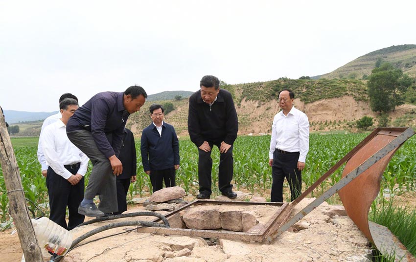 6月21日，中共中央總書記、國家主席、中央軍委主席習近平到山西考察調研。這是習近平來到忻州市岢嵐縣趙家窪村唯一的一口飲水井旁，登上用石塊壘起的井台，察看井裡蓄水的情況。新華社記者 李學仁 攝