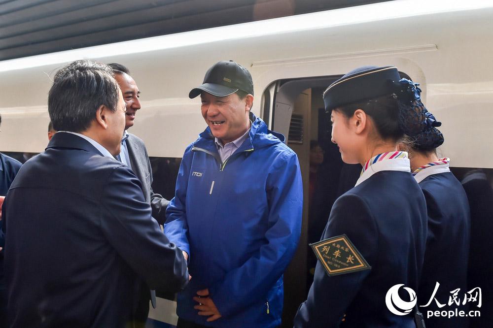 黨的十九大代表、山西省省委常委、組織部長吳漢聖走下火車。（人民網記者 翁奇羽 攝）