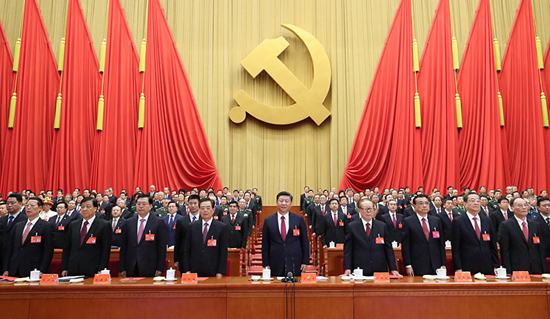 10月24日，中國共產黨第十九次全國代表大會在北京人民大會堂勝利閉幕。這是習近平、李克強、張德江、俞正聲、劉雲山、王岐山、張高麗、江澤民、胡錦濤在主席台上。新華社記者 鞠鵬 攝