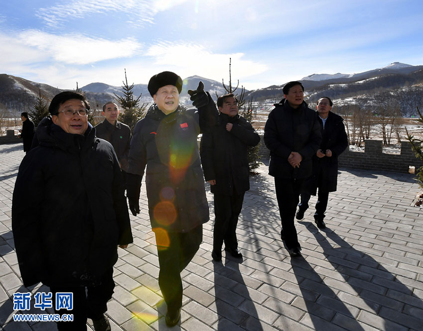1月23日，中共中央總書記、國家主席、中央軍委主席習近平在河北省張家口市考察北京冬奧會籌辦工作。這是習近平在冬奧會張家口賽區臨時展館外平台眺望冬奧會相關場地規劃用地。新華社記者 李濤 攝