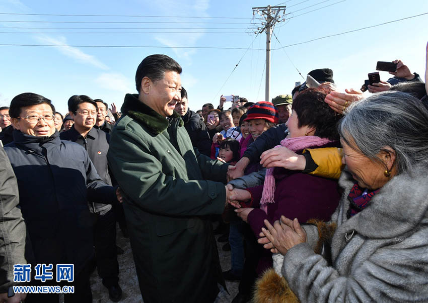 1月24日，中共中央總書記、國家主席、中央軍委主席習近平來到河北省張家口市，看望慰問基層干部群眾，考察脫貧攻堅工作。這是習近平在張北縣小二台鎮德勝村看望慰問村民，向鄉親們拜年。新華社記者 李濤 攝