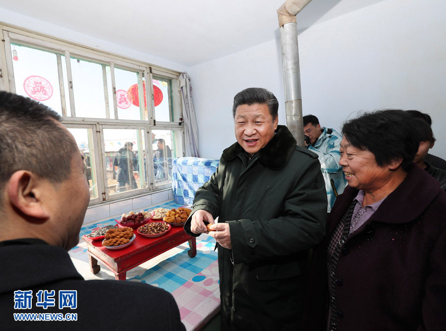 1月24日，中共中央總書記、國家主席、中央軍委主席習近平來到河北省張家口市，看望慰問基層干部群眾，考察脫貧攻堅工作。這是習近平在張北縣小二台鎮德勝村村民徐萬家察看年貨准備情況。新華社記者 蘭紅光 攝