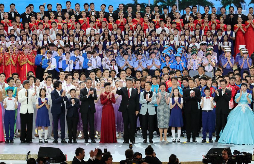 6月30日晚，中共中央總書記、國家主席、中央軍委主席習近平在香港會展中心觀看《心連心·創未來》慶祝香港回歸祖國20周年文藝晚會。這是晚會最后，習近平走上舞台，同主要演職人員一一握手，並同全場一起高唱《歌唱祖國》，祝願偉大祖國繁榮昌盛，祝福香港明天更加美好。新華社記者 馬佔成 攝