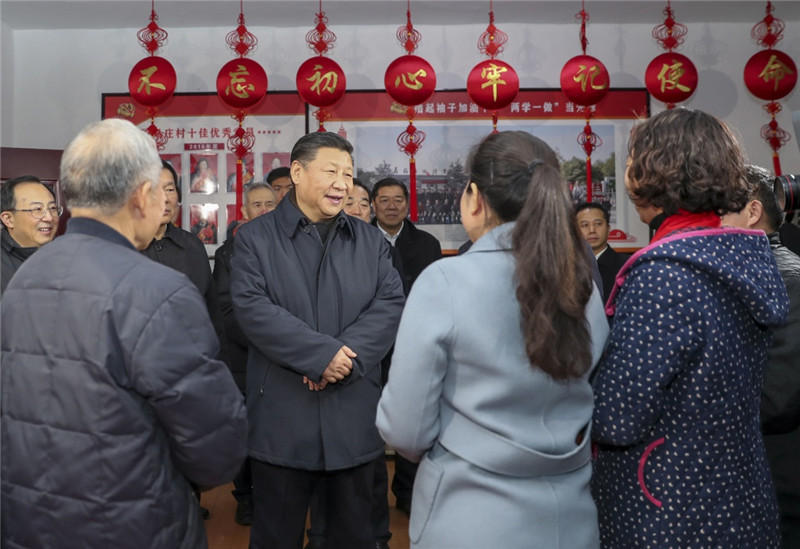 12月12日至13日，中共中央總書記、國家主席、中央軍委主席習近平在江蘇徐州市考察。這是12日下午，習近平在潘安湖街道馬庄村黨員活動室與正在學習黨的十九大精神的黨員交流。新華社記者 謝環馳 攝