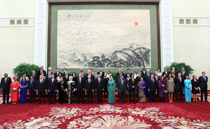 5月14日，國家主席習近平在北京人民大會堂舉行宴會，歡迎出席“一帶一路”國際合作高峰論壇的外方代表團團長及嘉賓。這是習近平和夫人彭麗媛同外方代表團團長及配偶集體合影留念。新華社記者 謝環馳 攝