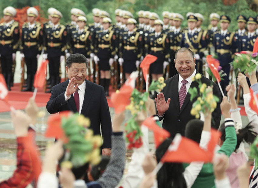 3月1日，國家主席習近平在北京人民大會堂同湯加國王圖普六世舉行會談。這是會談前，習近平在人民大會堂北大廳為圖普六世舉行歡迎儀式。新華社記者丁海濤攝