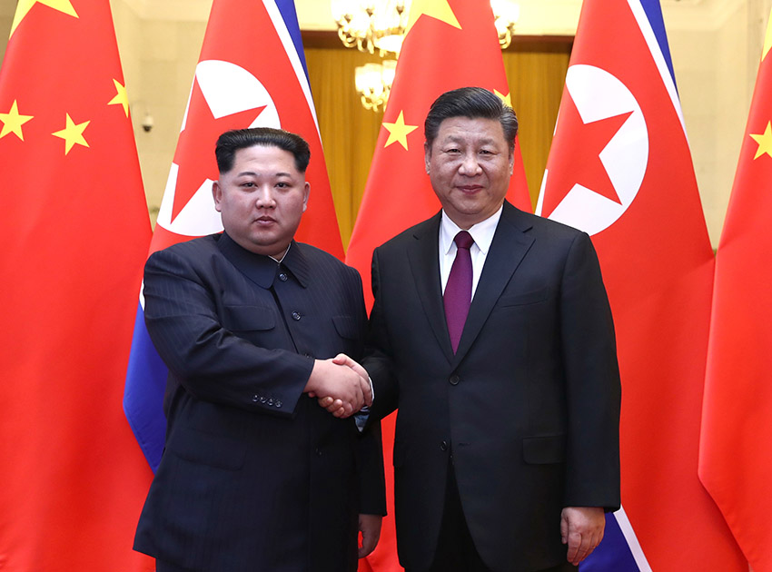 3月25日至28日，應中共中央總書記、國家主席習近平邀請，朝鮮勞動黨委員長、國務委員會委員長金正恩對我國進行非正式訪問。訪問期間，習近平同金正恩舉行會談。會談前，習近平在人民大會堂北大廳為金正恩舉行歡迎儀式。新華社記者 鞠鵬 攝