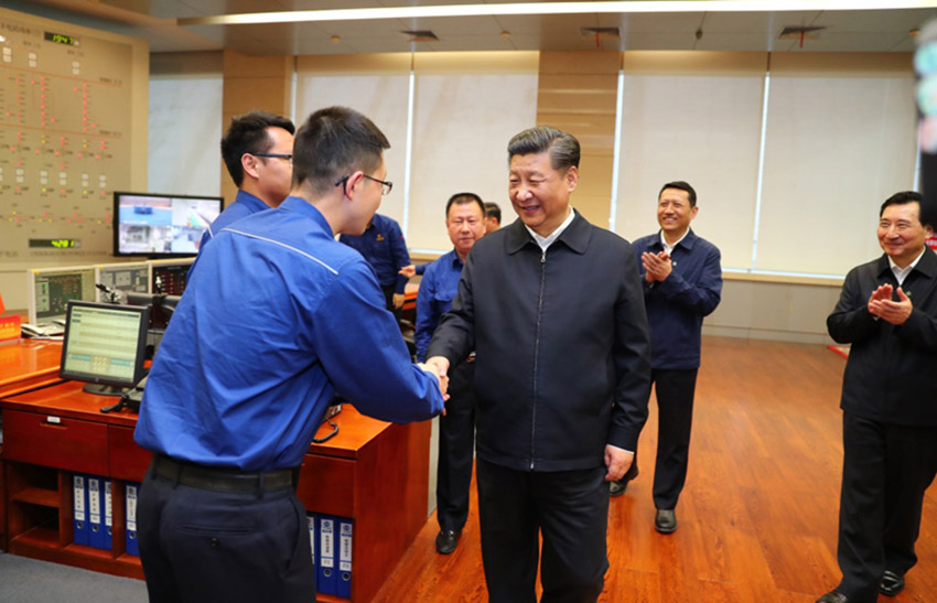 4月24日下午，中共中央總書記、國家主席、中央軍委主席習近平來到三峽大壩，詳細了解三峽工程建設、發電、水利、通航、生態保護等方面的情況。這是習近平視察左岸發電廠中央控制室。新華社記者 謝環馳 攝