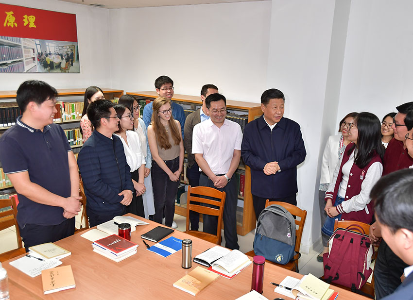 5月2日，中共中央總書記、國家主席、中央軍委主席習近平來到北京大學考察。這是習近平在北京大學馬克思主義學院，與正在就“解讀新時代”進行座談交流的中外學生親切交談。新華社記者李濤攝
